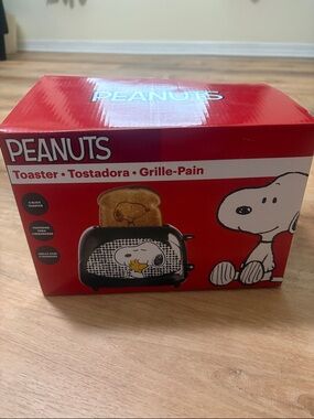 New Peanuts Red Snoopy & Woodstock Toaster